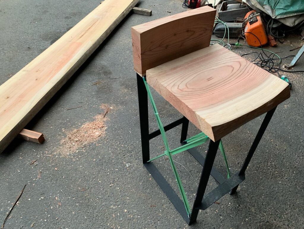 バーで使う木製の椅子をDIY3